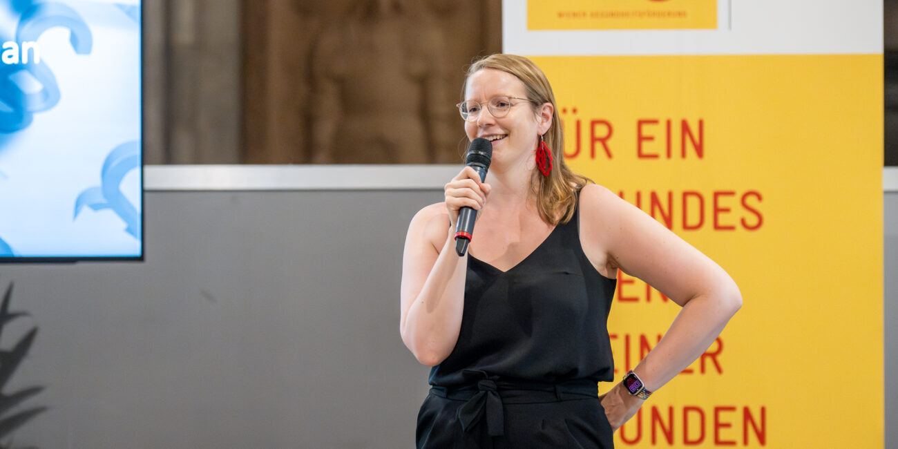 Sexualpädagogin Cornelia Lindner bei einem Sexualpädagogikworkshop auf der Bühne